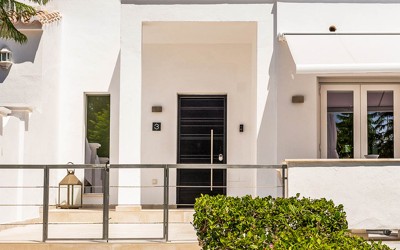 Stylish townhouse entrance in La Quinta, Marbella