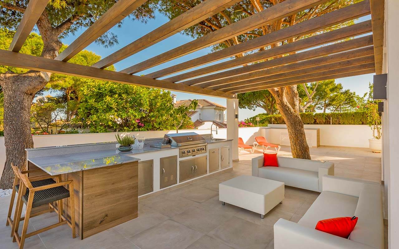 Outdoor living area with open pergola in Mijas, Fuengirola