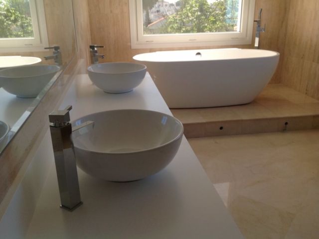 Double wash basin with bath