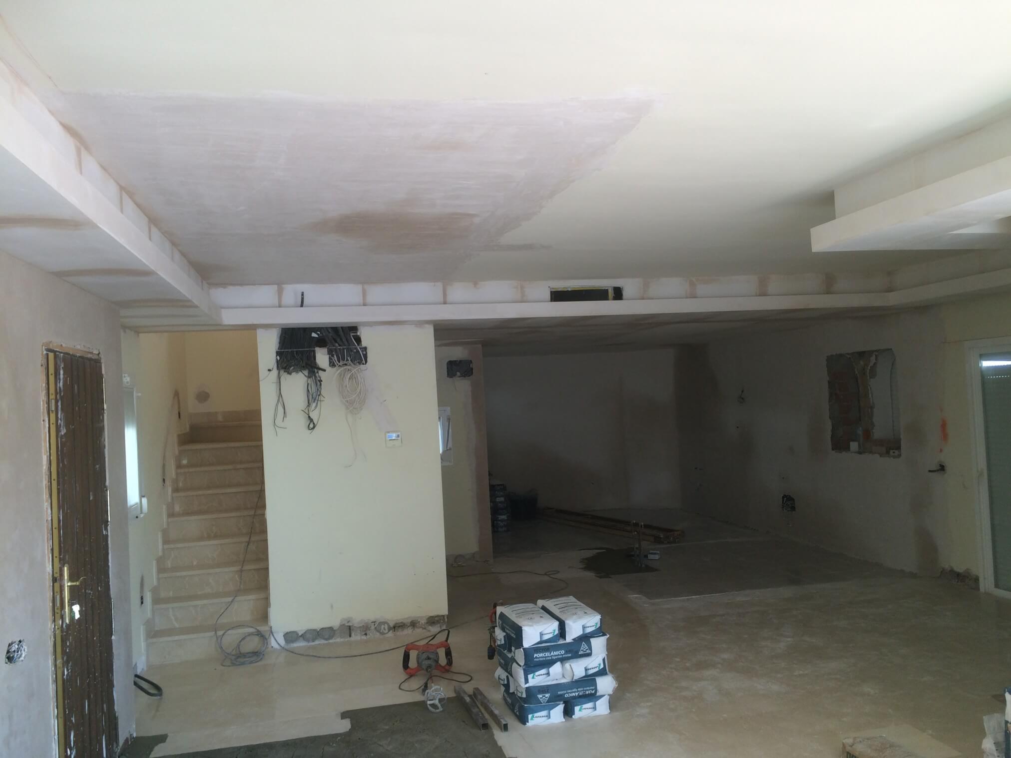 Plastering the wools and ceilings