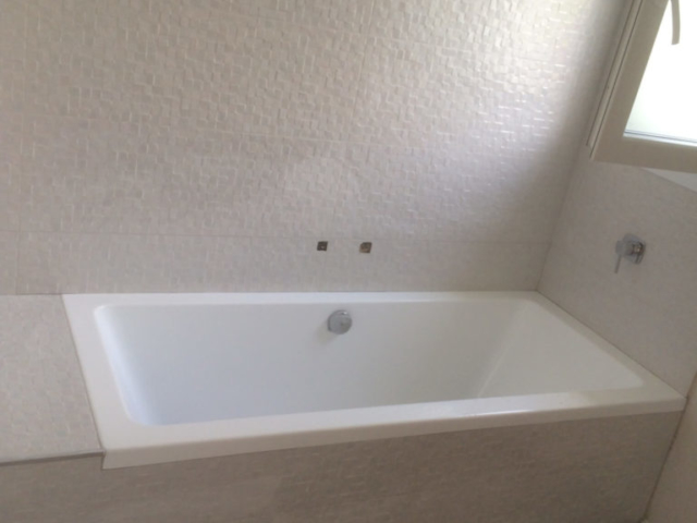 Bath tub in the tiled wall