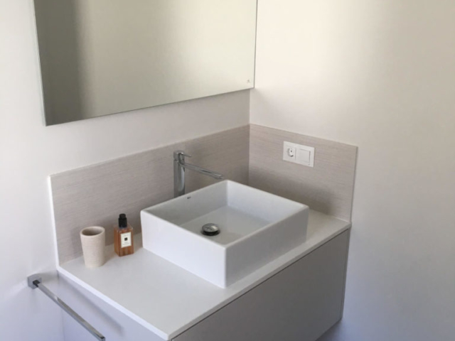 Single basin in washroom