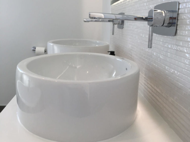 Dual-basin white sinks
