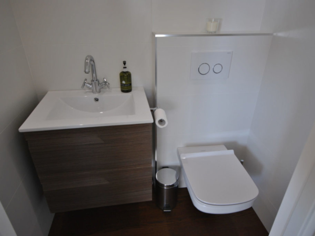 Toilet room with wash basin