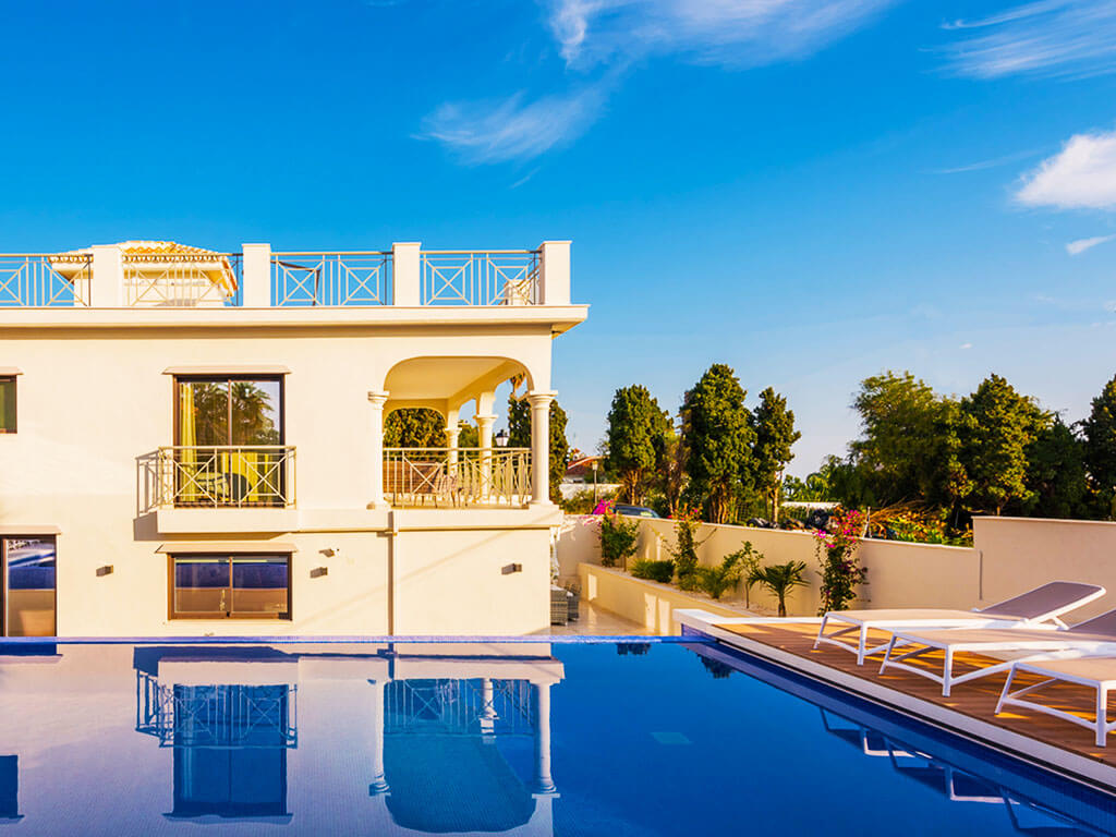 Luxury infinity pool by villa