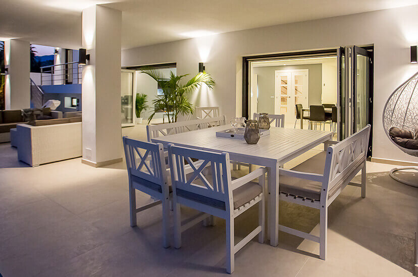 Stylish white toned outdoor dinning and living area in Marbella