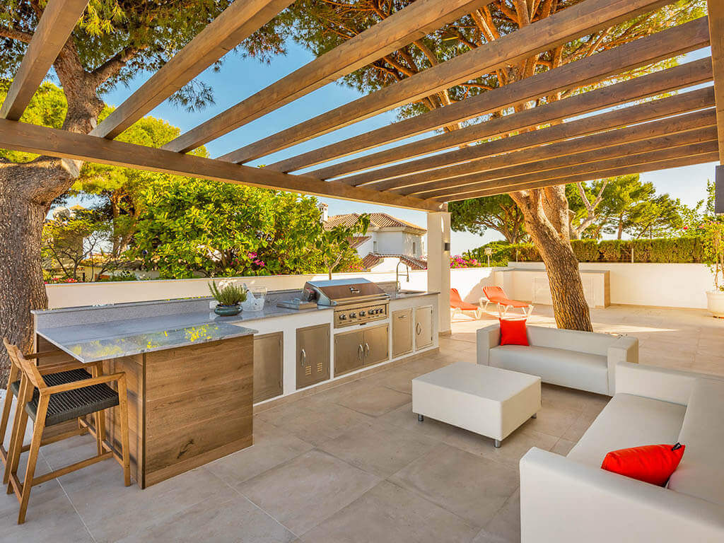 Stylish outdoor kitchen, barbeque, bar and living area by ProMas in Mijas Costa