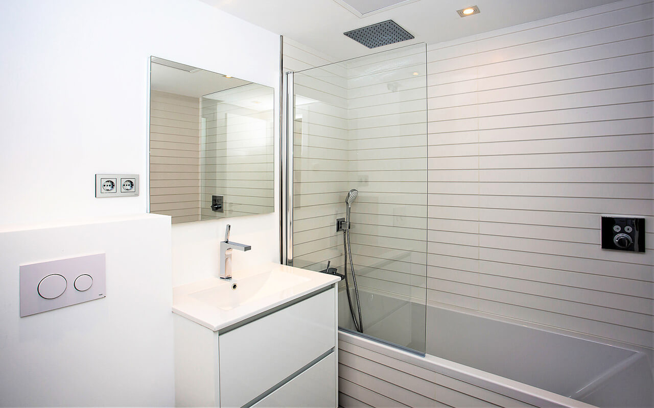 Modern style shower room