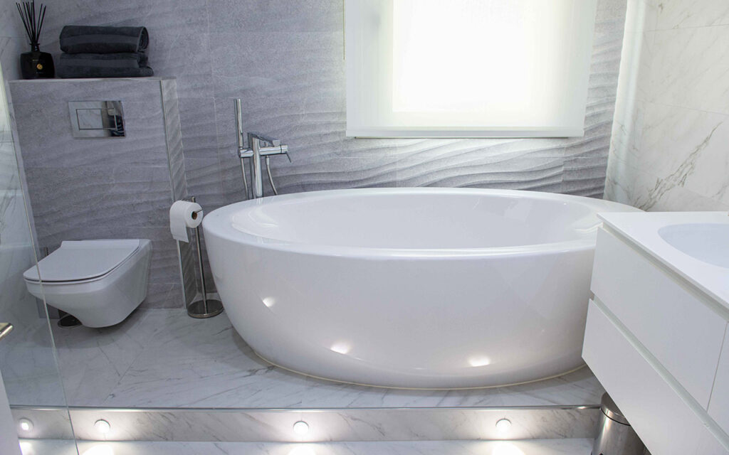 Indirect lighting in bathroom