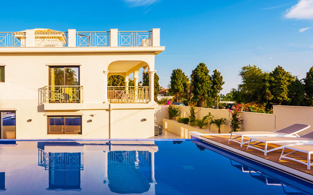 Luxury spanish villa and infinity pool in Marbella