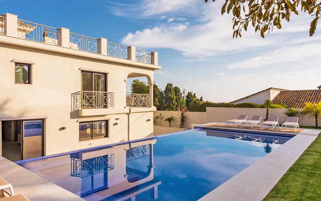 Stylish completely refurbished villa and installation of infinity pool 