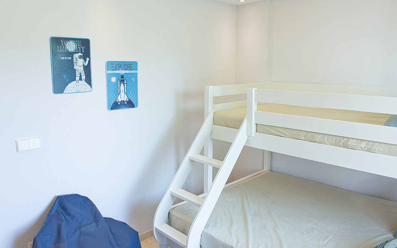 Contemporary children´s and visitor´s bedroom with double bunk