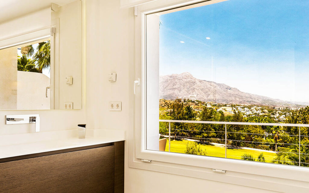 Beautiful refurbished bathroom with views in La Quinta