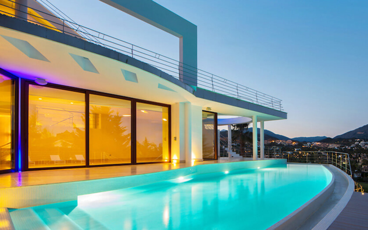 Modern villa and infinity pool in Nueva Andalucía, Marbella
