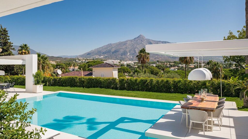 Villa for sale in Marbella with pools with views to La Concha mountain