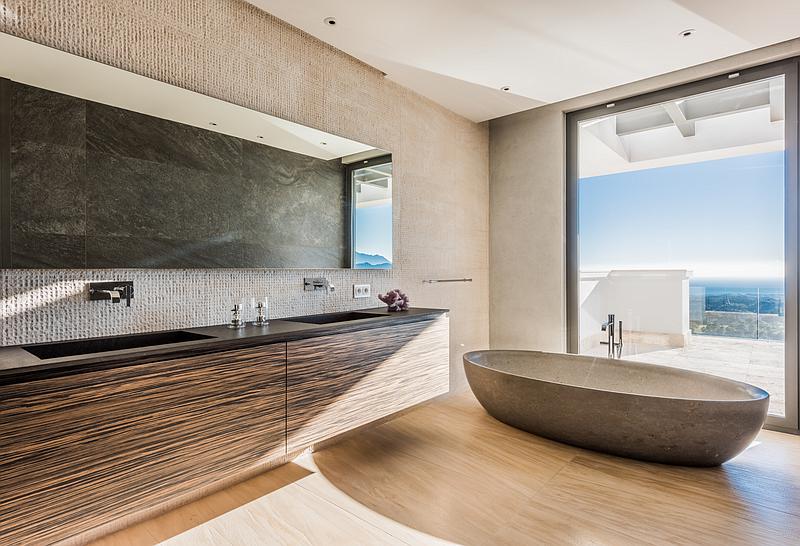 Bathroom of a villa currently for sale in Benahavís