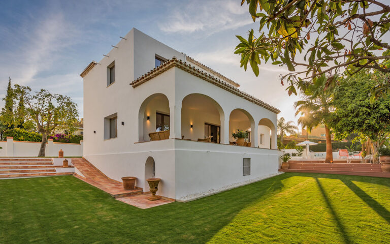 Beautiful landscaped garden by ProMas Builders in Marbella