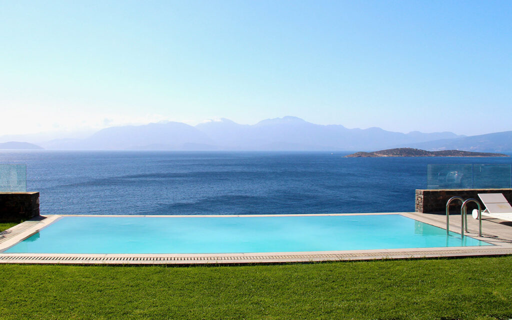 Incredible pool with sea and mountain view