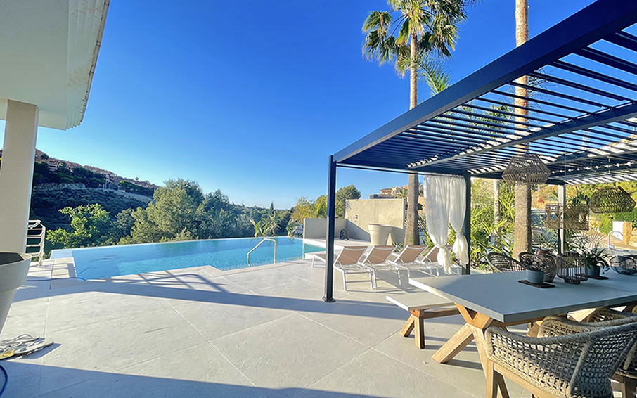 Pool and outdoor living in villa for sale with Promas Estates, renovated by ProMas Building and Design