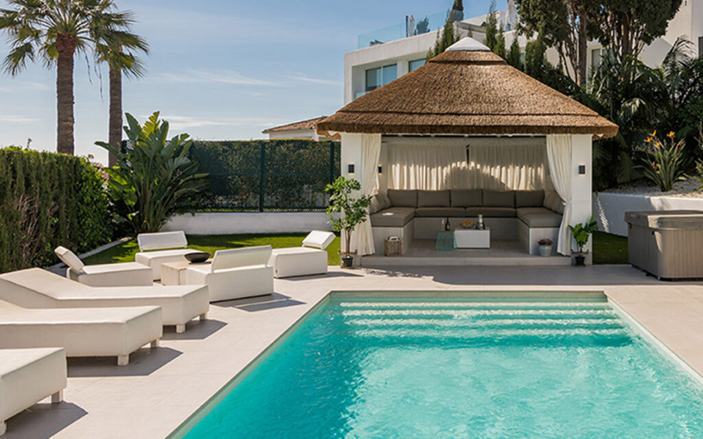 Thatch roof gazebo by ProMas Building Marbella Puerto Banus Nueva Andalucía