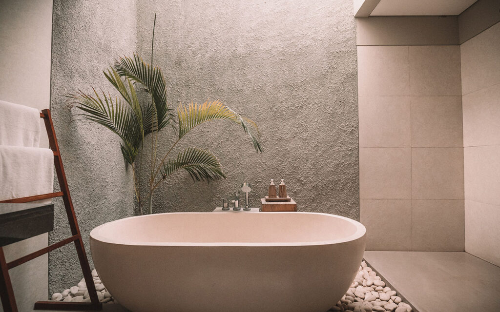 Standalone tub with ambient lighting