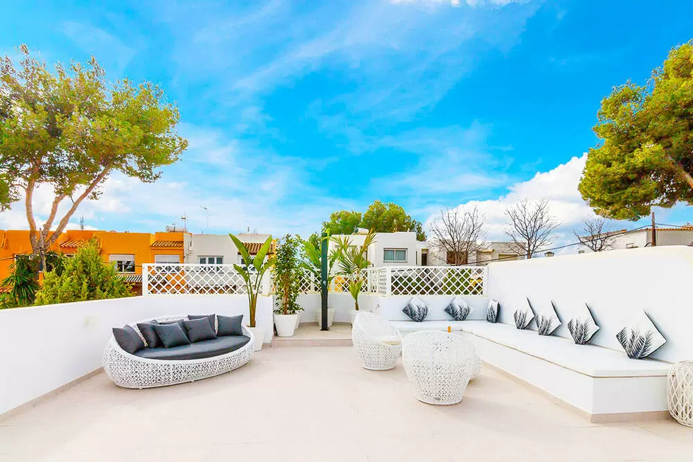 sheek white spanish rooftop furniture with shower