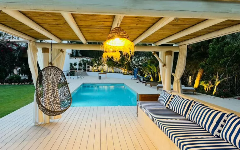 Flat roof timber pergola beside swimming pool built by ProMas Building
